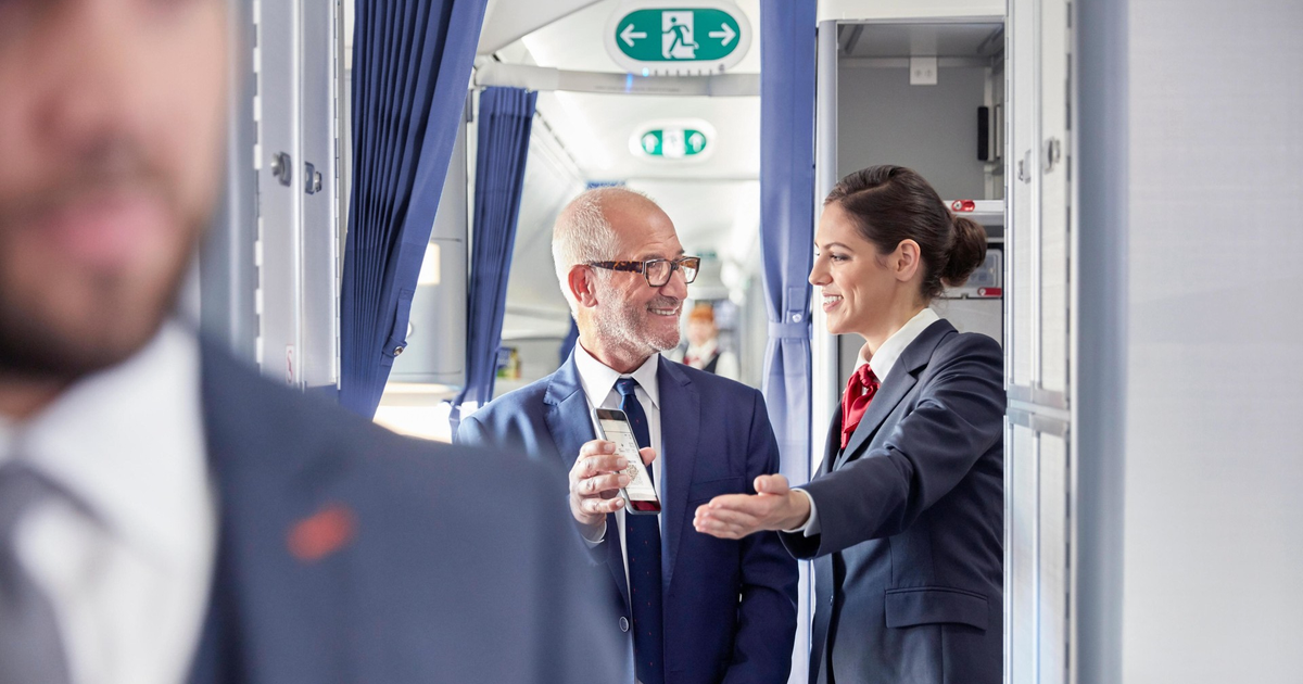 Что скрывает улыбка стюардессы: 6 ваших особенностей, которые оценивают при входе в самолет